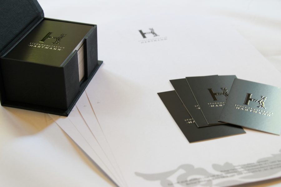 Briefbogen und Visitenkarten mit Reliefdruck für Stuckmanufaktur Hartmann GmbH