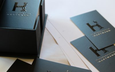 Visitenkarten mit Reliefdruck in einer Box