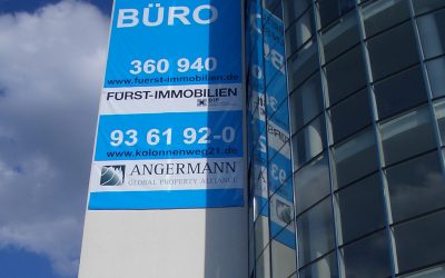 XXL Banner an einer Hauswand