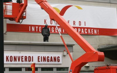 Anbringung eines Werbebanners mit Hubwagen an einer Hauswand