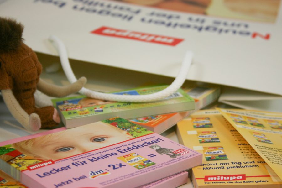 Produktion von Aufkleber-Blöcken und Taschen